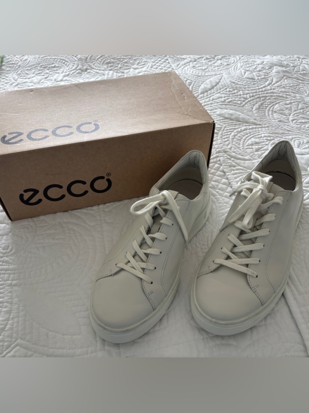 Ecco Off-White Leather Low-Top Lace Sneakers